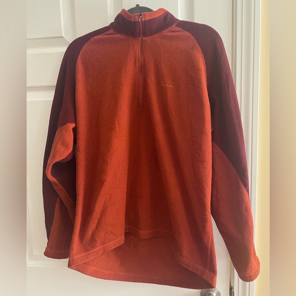 Patagonia Men’s two-tone fleece. Size Large in burnt orange/ burgundy.